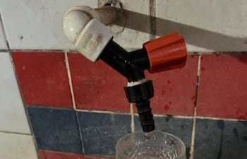 Este es el aspecto que presenta el agua que llega a los hogares de vecinos de la compañía Cabañas, en Caacupé.