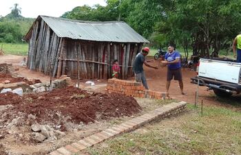 Con la ayuda de pobladores de Valenzuela, de comunidades cercanas y de otras ciudades, están levantando una vivienda digna para la familia Servín, ante la ausencia total de las autoridades.