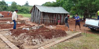 Con la ayuda de pobladores de Valenzuela, de comunidades cercanas y de otras ciudades, están levantando una vivienda digna para la familia Servín, ante la ausencia total de las autoridades.