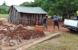 Con la ayuda de pobladores de Valenzuela, de comunidades cercanas y de otras ciudades, están levantando una vivienda digna para la familia Servín, ante la ausencia total de las autoridades.