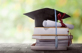 Birrete, diploma y libros