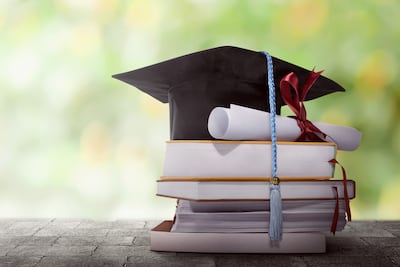 Birrete, diploma y libros