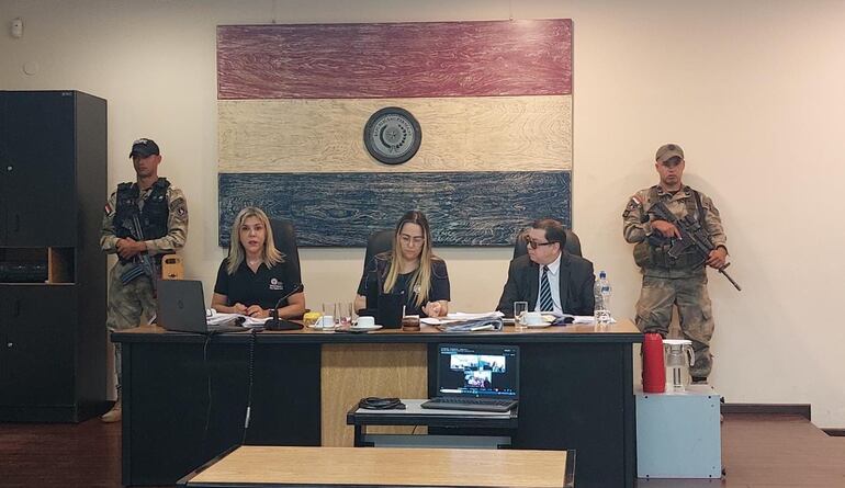 Jueces Gloria Hermosa, Alba González y Víctor Hugo Alfieri, miembros del tribunal de sentencia.