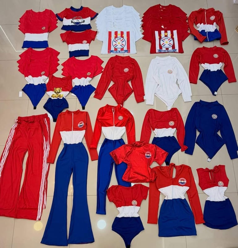 Prendas deportivas de la selección paraguaya organizadas en una exhibición, con colores rojo, blanco y azul.