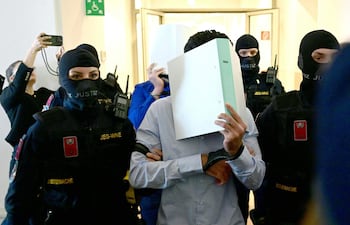 Los acusados ingresan a corte con los rostros cubiertos, este martes en Wiener Neustadt, Austria.