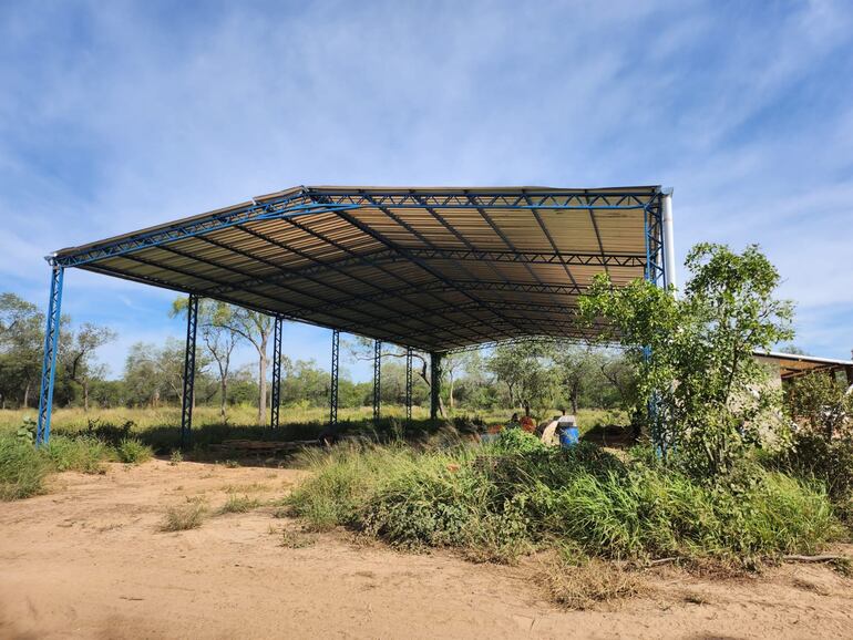 Una estructura de hierro y chapas de zing fue erigida en el inmueble, así como una vivienda de material cocido.