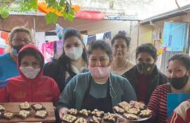 Las mujeres participantes junto a la chef Sasha Lozada.