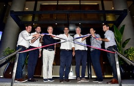 Momento en que los ejecutivos de la empresa desatan la cinta e inauguran la nueva moderna torre More del Sol, en Asunción.