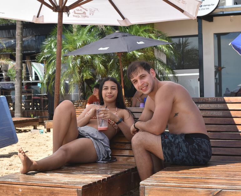 El primer día del año con playa llena en Encarnación