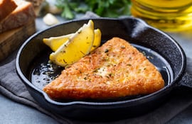 Saganaki, queso frito de Grecia.