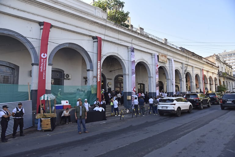 Vista de la fachada del edificio de La Recova, que fue construido en 1861 como la "Nueva Aduana de la Rivera", durante el gobierno de Carlos Antonio López.