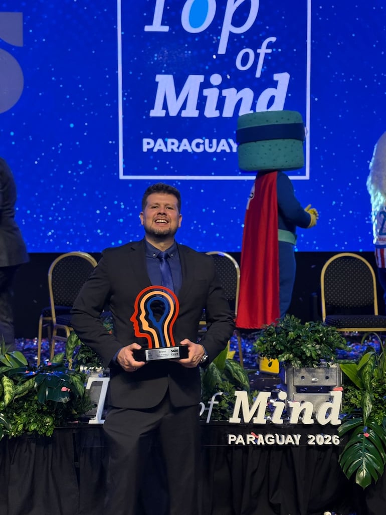 Diego Chamorro, gerente de Marketing de Bristol, con el Top Of Mind 2026.