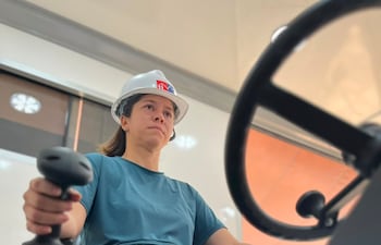 Dos mujeres demostraron sus destrezas al volante de maquinaria pesada mediante un simulador de alta tecnología.