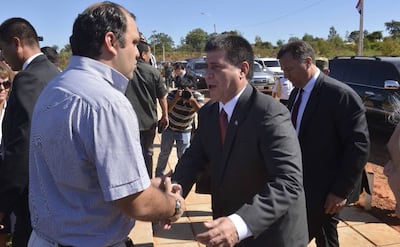 El senador colorado disidente Mario Varela con el líder del movimiento Honor Colorado, Horacio Cartes. (Archivo)