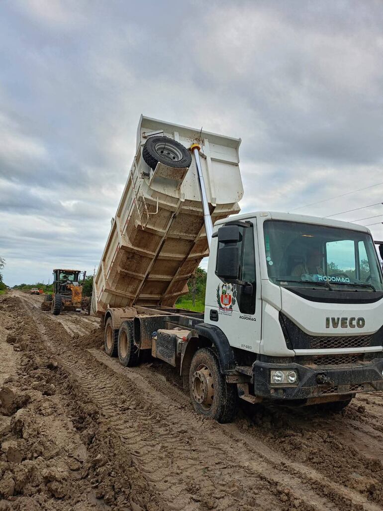 El trabajo conjunto de ganaderos, comerciantes y maquinarias de la Gobernación y la contrada por la Municipalidad, permitieron la rehabilitación de los caminos.