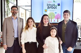 Organizadores del concurso “Dibujá un árbol”.