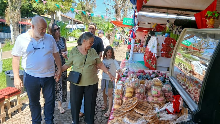 Los turistas y visitantes disfrutan de un paseo por la expo frutilla y se deleitan de los deliciosos postres.