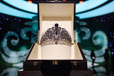 La corona elaborada por la firma Mouawad para Miss Universo durante su presentación hoy, en el Ernest N. Morial Convention Center en Nueva Orleans, Luisiana (EEUU).