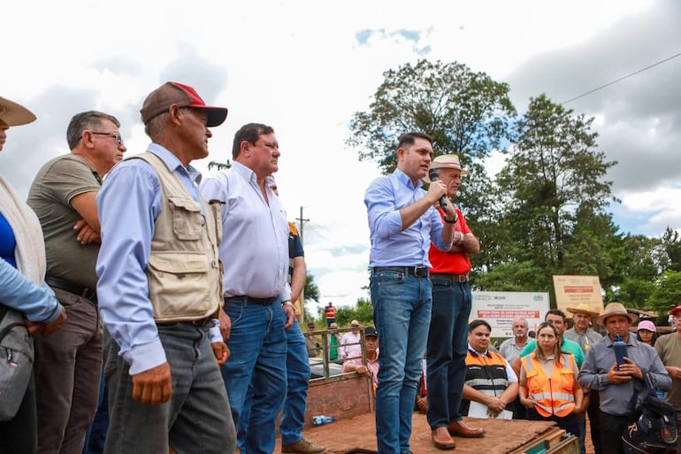 El Senador Hernán Rivas y su padre, intendente de Tomás Romero Pereira, prometieron gestionar el proyecto para que los manifestantes cesaran en la protesta, el pasado 20 de enero.
