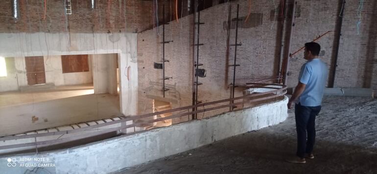 Magín Benítez observa la obra de remodelación del teatro municipal de Villarrica.