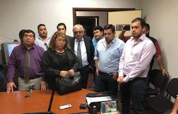 La abogada Nidia Silvero de Prieto (centro), durante un operativo de la comuna.