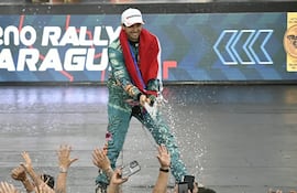 El paraguayo Diego Domínguez Bejarano celebra la victoria del Rally del Paraguay 2026 en la categoría WRC2 del Mundial de Rally.