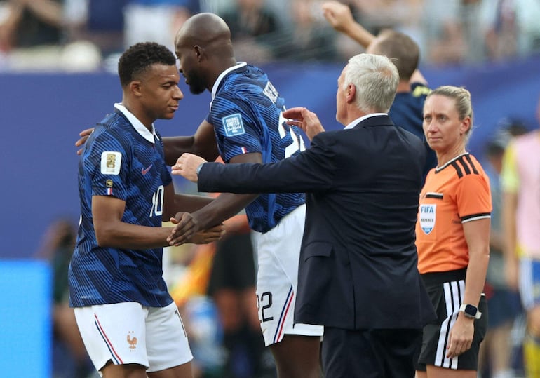 El delantero de Francia Kylian Mbappé saluda a su entrenador Didier Deschamps tras ser sustituido durante el partido de fútbol de los dieciseisavos de final de la Copa Mundial 2026 entre Francia y Suecia en el Estadio de Nueva York/Nueva Jersey en East Rutherford.