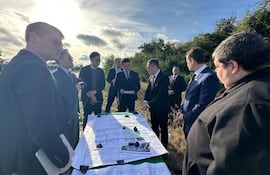 MITIC y delegación de Taiwán recorren el futuro sitio del Data Center Binacional de Inteligencia Artificial.
