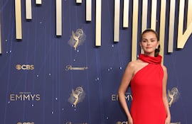 ¡Diosa! Selena Gómez llegó de rojo fuego a los premios Emmy en el Peacock Theatre. (Savion Washington/Getty Images/AFP)
