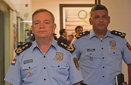 El comandante de la Policía, comisario general director César Silguero. Atrás, el ayudante de la Comandancia, comisario Manuel Llamas.