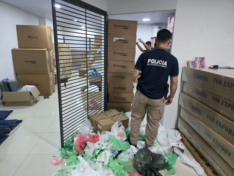 En la mañana del lunes 19 de octubre pasado se descubrió el robo de las mercaderías en el barrio Ykua Satí de la ciudad de Asunción.