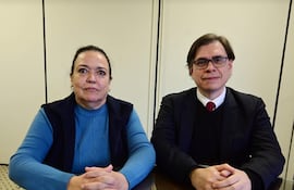 Eva Almirón (denunciante) y el Abg. Carlos Marecos, en la redacción de ABC.