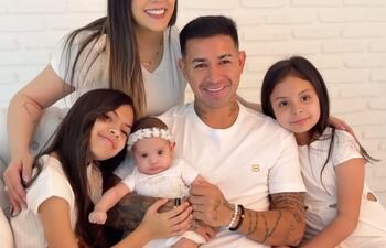 ¡Hermosa familia! Derlis González y Karimi Chávez con sus hijas Karimi Eliane, Isabella y la nueva princesita Kerly Antonella.
