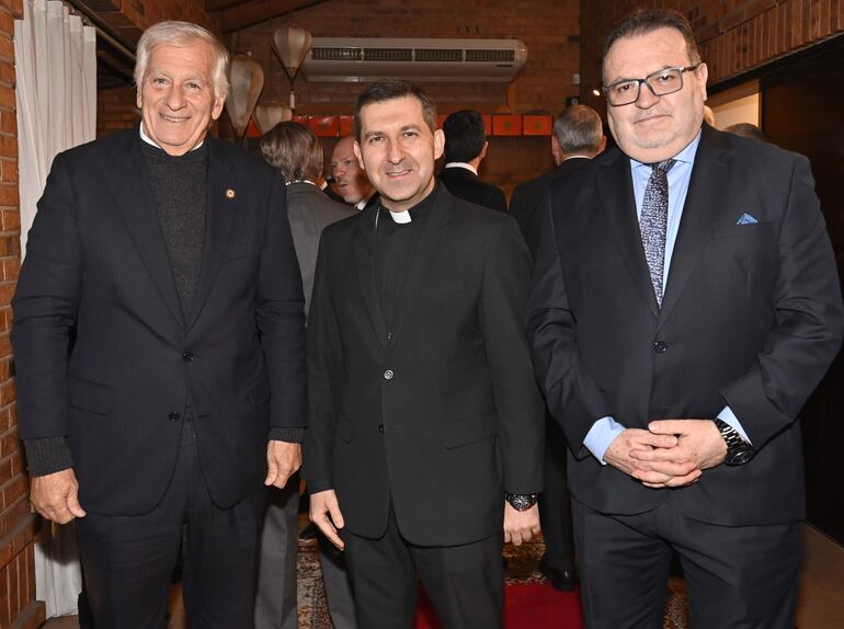 Francisco Benavente, Vincenzo Turturro, nuncio apostólico en Paraguay y Santiago Ruiz, embajador de Ecuador.