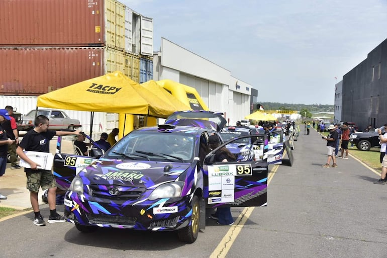 Los autos y las tripulaciones realizan las verificaciones técnica, administrativa y seguridad del Rally del Chaco 2026 en Hangares P.A.S., en Luque, Paraguay.