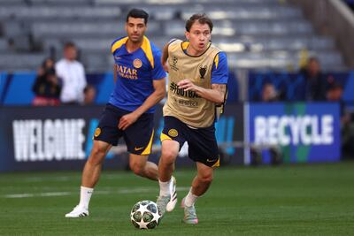 El centrocampista italiano del Inter de Milán, Nicolo Barella (D) con el número 23, corre con el balón durante la sesión de entrenamiento MD-1 en la víspera del partido de la final de la UEFA Champions League entre el Inter de Milán y el Paris Saint-Germain.