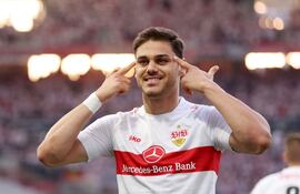 Konstantinos Mavropanos marcó un gol para el Stuttgart ante Hamburgo.