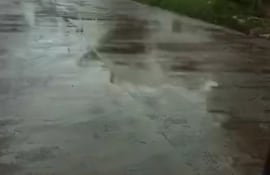 Caño roto y pérdida de agua en Fernando de la Mora.