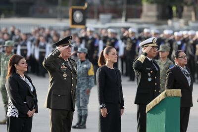 De izquierda a derecha, la jefa de gobierno de la Ciudad de México, Clara Brugada, el secretario de la Defensa, Ricardo Trevilla Trejo, la presidenta de México, Claudia Sheinbaum, el secretario de la Marina, Raymundo Pedro Morales, y la secretaria de Gobernación, Rosa Icela Rodríguez, participan en una ceremonia en honor a las víctimas de los sismos de 1985 y 2017 este viernes, en la Plaza de la Constitución de Ciudad de México (México). Sheinbaum conmemoró los terremotos del 19 de septiembre de 1985 y 2017, los dos más destructivos en la historia reciente del país y ocurridos en la misma fecha. 
