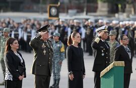 De izquierda a derecha, la jefa de gobierno de la Ciudad de México, Clara Brugada, el secretario de la Defensa, Ricardo Trevilla Trejo, la presidenta de México, Claudia Sheinbaum, el secretario de la Marina, Raymundo Pedro Morales, y la secretaria de Gobernación, Rosa Icela Rodríguez, participan en una ceremonia en honor a las víctimas de los sismos de 1985 y 2017 este viernes, en la Plaza de la Constitución de Ciudad de México (México). Sheinbaum conmemoró los terremotos del 19 de septiembre de 1985 y 2017, los dos más destructivos en la historia reciente del país y ocurridos en la misma fecha.