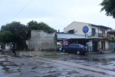 Despensa "Lupe". Vecinos denuncian que propietaria instaló una letrina a cielo abierto en la vereda para sus clientes.