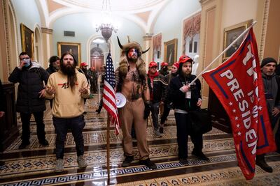 Al grito de "Trump ganó", cientos de seguidores del mandatario irrumpieron el 6 de enero de 2021 en el Congreso de EE.UU. tras desbordar a la Policía y provocaron caóticas escenas en la capital estadounidense, por lo que el Gobierno de la ciudad ordenó el toque de queda. "No cederemos nunca, nunca concederemos", dijo el presidente Donald Trump a los miles de manifestantes congregados en la mañana a las afueras de la Casa Blanca para la marcha denominada "Salvar a EE.UU.".