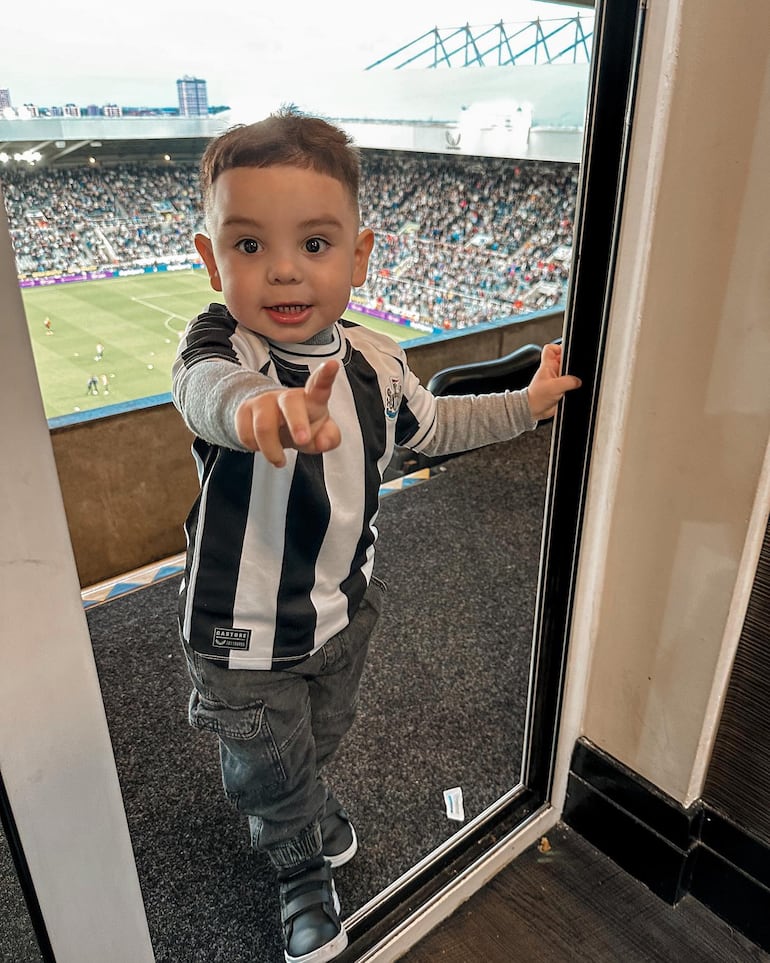 Francesco alentando a papá Miguel Almirón en el St James Park. (Instagram/Alexia Notto)