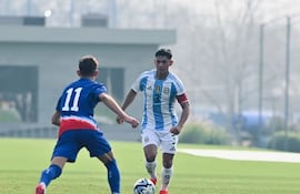 Julio Soler (d), futbolista de la selección de Argentina.