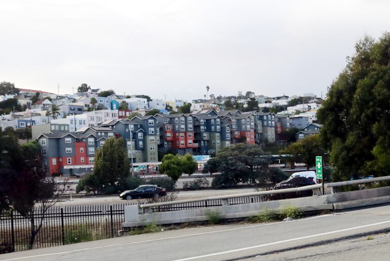 Abundan las casas con vistosos colores por doquier, en San Francisco.