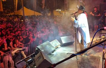 Iván Ruiz fue uno de los artistas internacionales que hizo vibrar al público en la noche del festival de la Expo Orgullosamente Misionero.