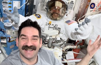 Fotografía divulgada por la NASA donde aparecen los astronautas de la NASA Jack Hathaway (i) y Anil Menon (d) en la esclusa Quest de la Estación Espacial Internacional (EEI). Los astronautas de la agencia estadounidense NASA Jessica Meir y Anil Menon abandonaron el jueves la Estación Espacial Internacional (EEI) para realizar una caminata de unas seis horas y media de duración en la que preparon la futura instalación de paneles solares desplegables.