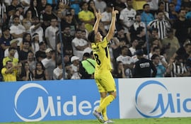 El mediocampista de Recoleta FC, Fernando Galeano celebra el tanto del empate ante el Santos de Neymar, en el encuentro celebrado en el estadio Río Parapití de Pedro Juan Caballero.