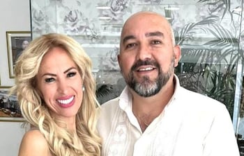 Orlando Arévalo y su esposa, Carolina González.