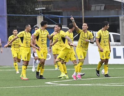 Los jugadores de Recoleta FC celebran un gol en el partido frente a Sportivo San Lorenzo por la fecha 1 del torneo Clausura 2026 de la Primera División de Paraguay en el estadio Ricardo Gregor, en Asunción, Paraguay.